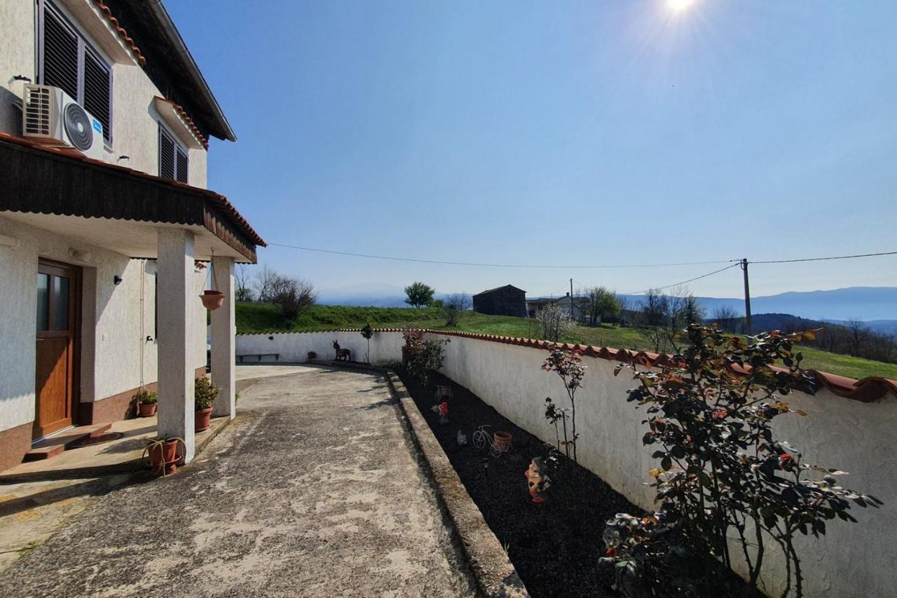 Apartment Mirella For 6 Persons Located In Central Istria Gradinje Exterior photo